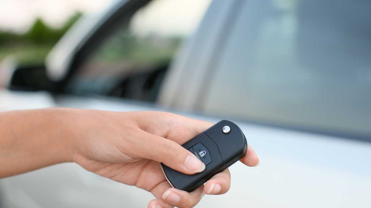 How to Change the Batteries in a Mercedes Key Fob