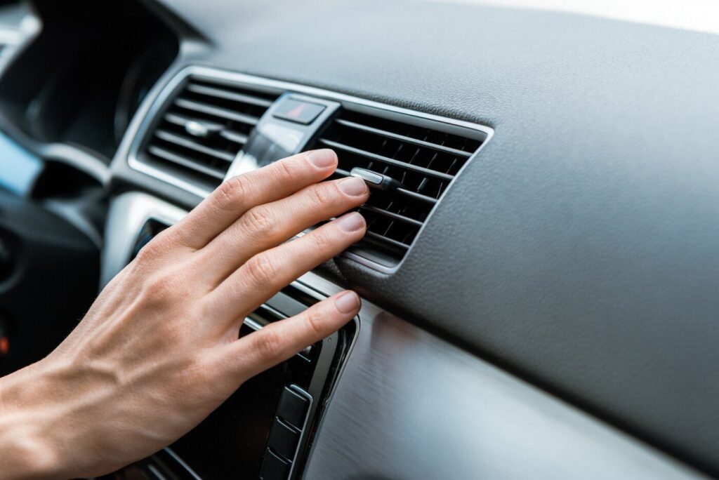 لماذا ينبعث هواء دافئ من مكيف هواء سيارتي؟