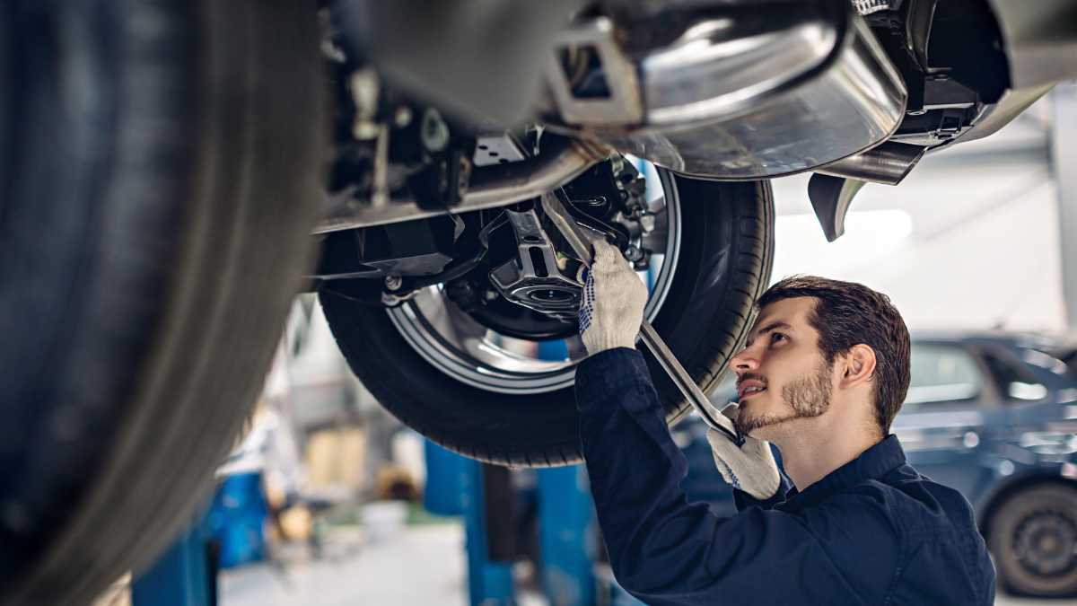 Signs You Need to Take Your Car to a Car Garage